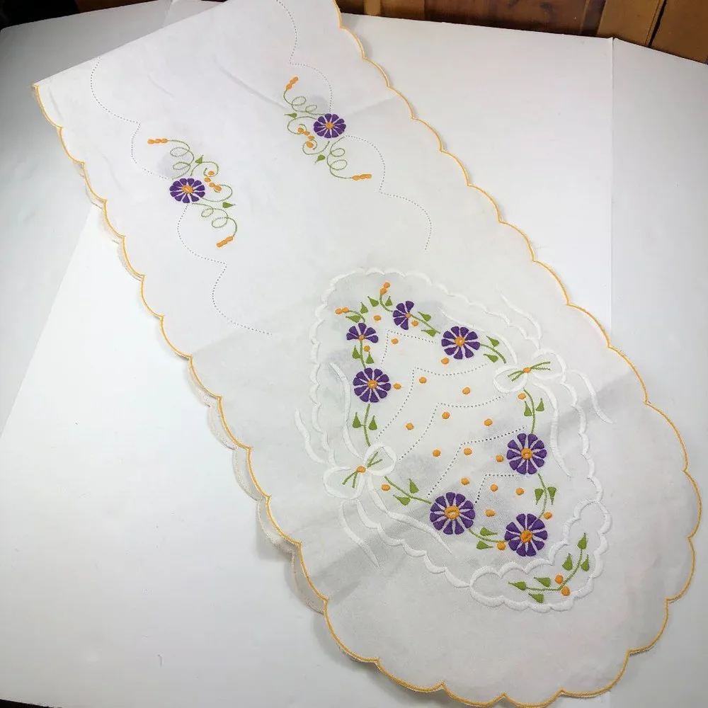 European Vintage (80's) Embroidered Floral & Scalloped Table Runner Cottagecore